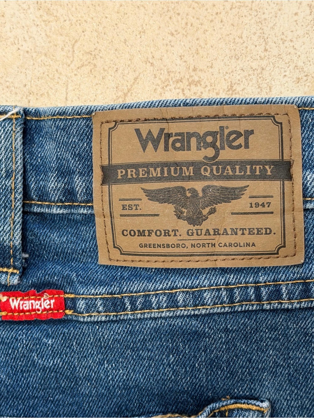 Wrangler Premium Quality Men’s Relaxed Fit Jeans 46x30 Medium Wash Denim - Picture 3 of 4